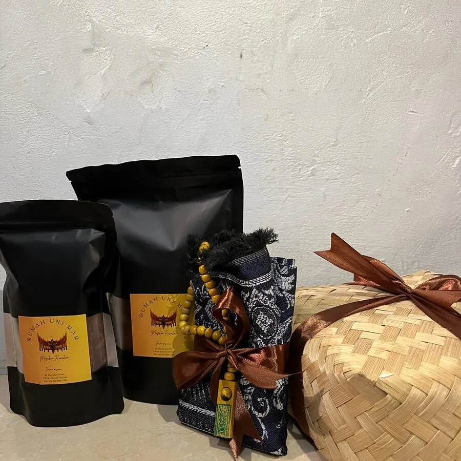 Rumah Uni Mar takeaway pouches with a wrapped gift bundle and woven besek box